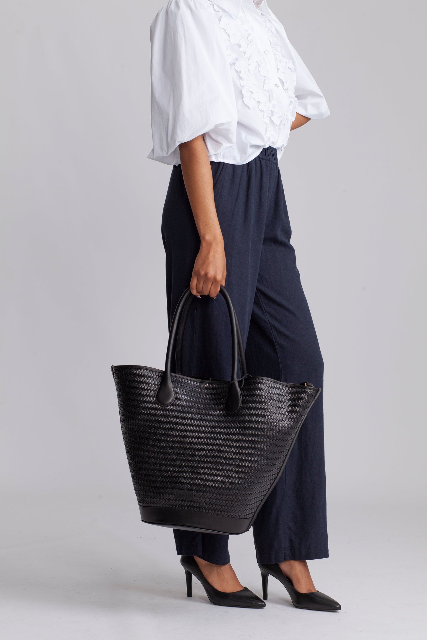 Damernas Trendig Handvävd Läderhandväska med Avtagbar Rem och Rymligt Huvudfack