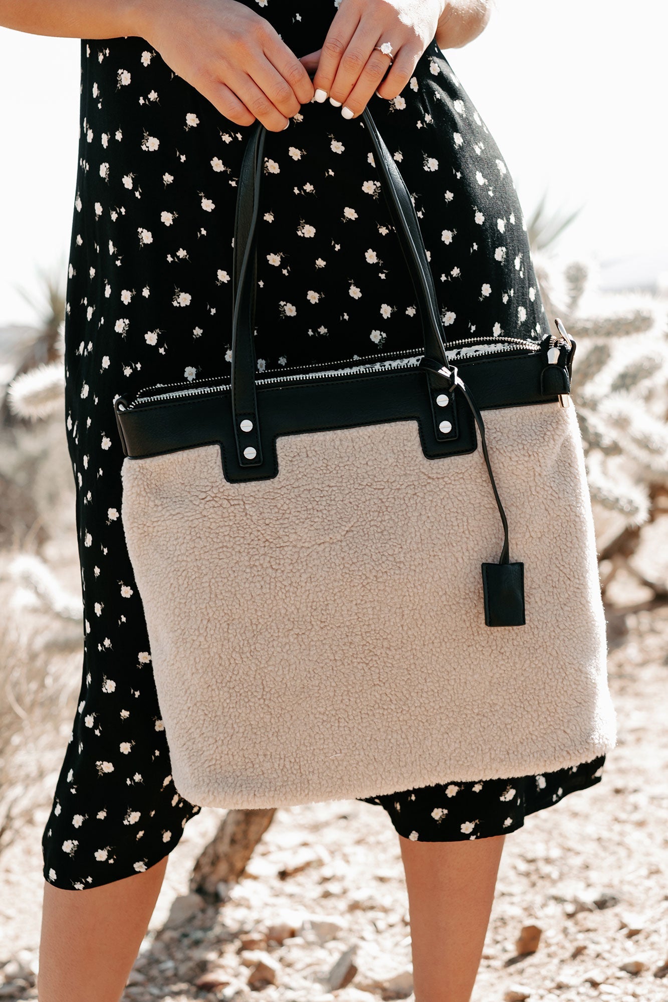 Dams Snygga Sherpa Tote Väska med Avtagbar Nyckelring och Dragkedjestängning