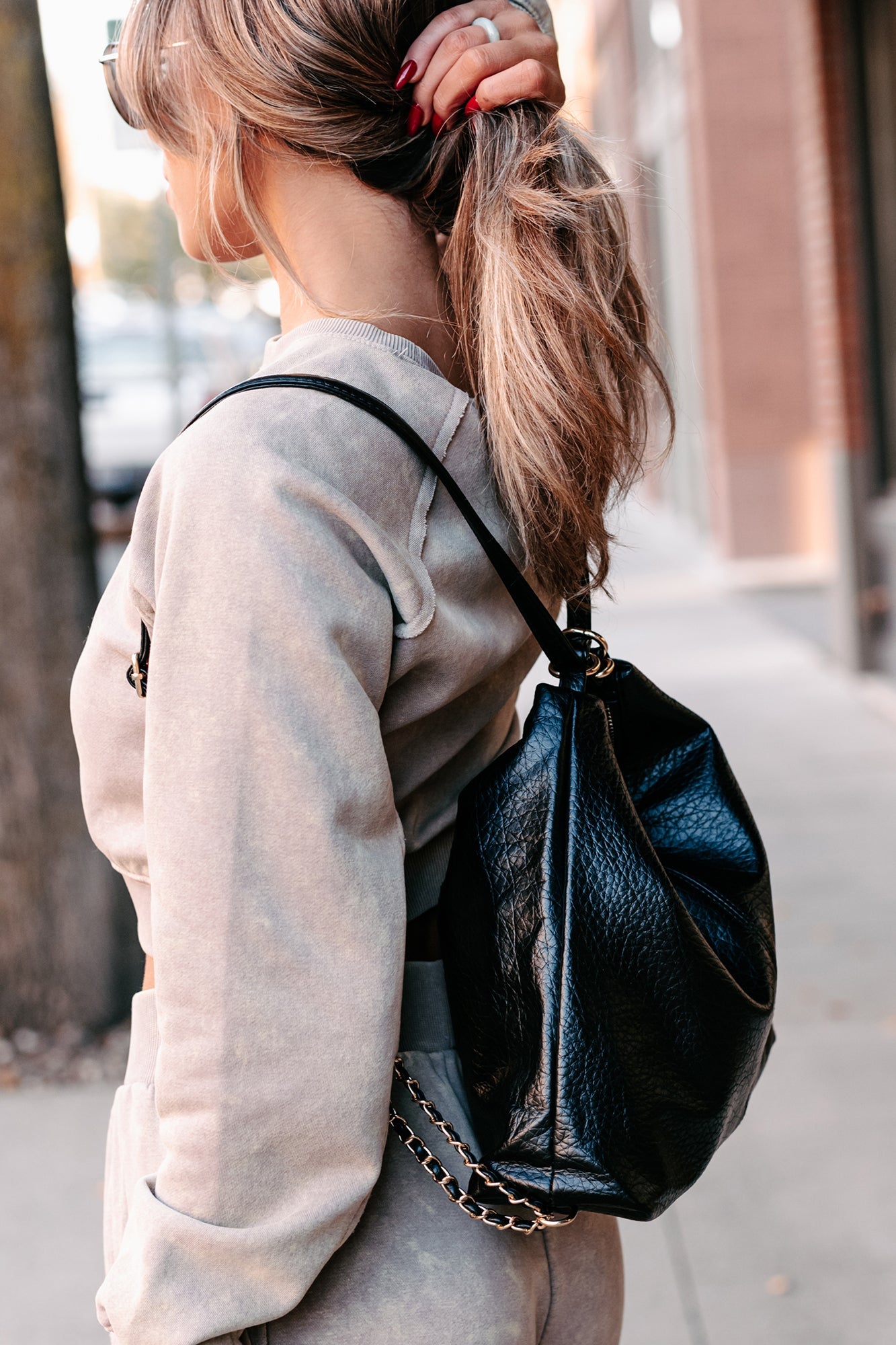 Dame Elegant Fuskeskinn Veske med Justerbare Remmer og Kjededetaljer