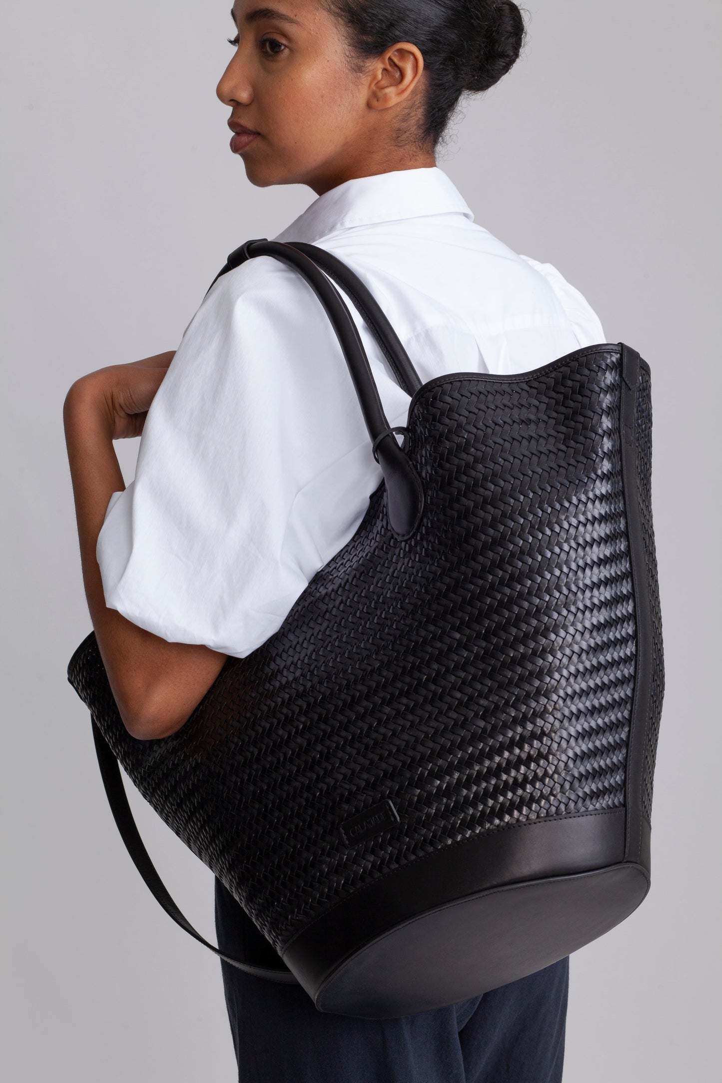 Damernas Trendig Handvävd Läderhandväska med Avtagbar Rem och Rymligt Huvudfack