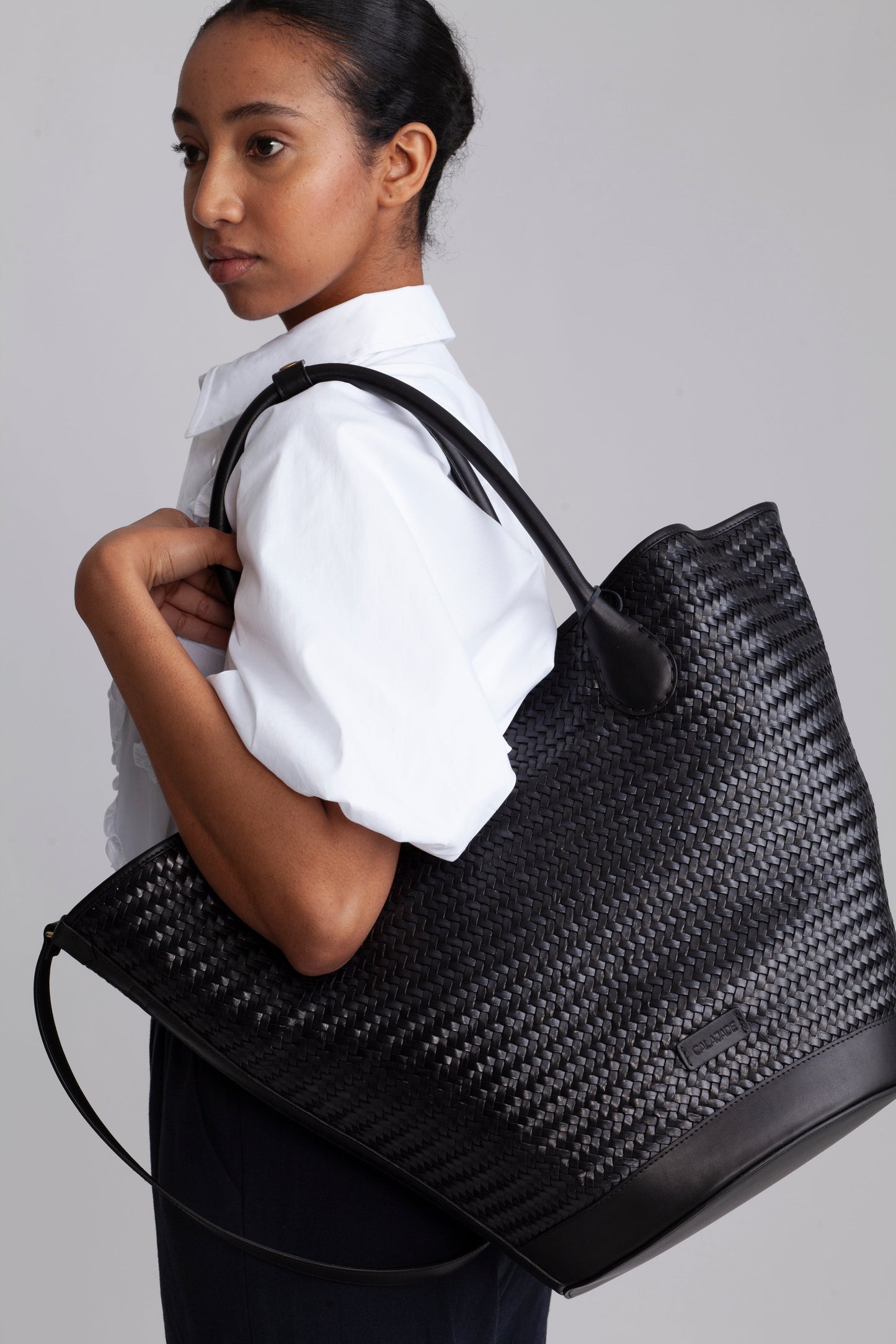 Damernas Trendig Handvävd Läderhandväska med Avtagbar Rem och Rymligt Huvudfack