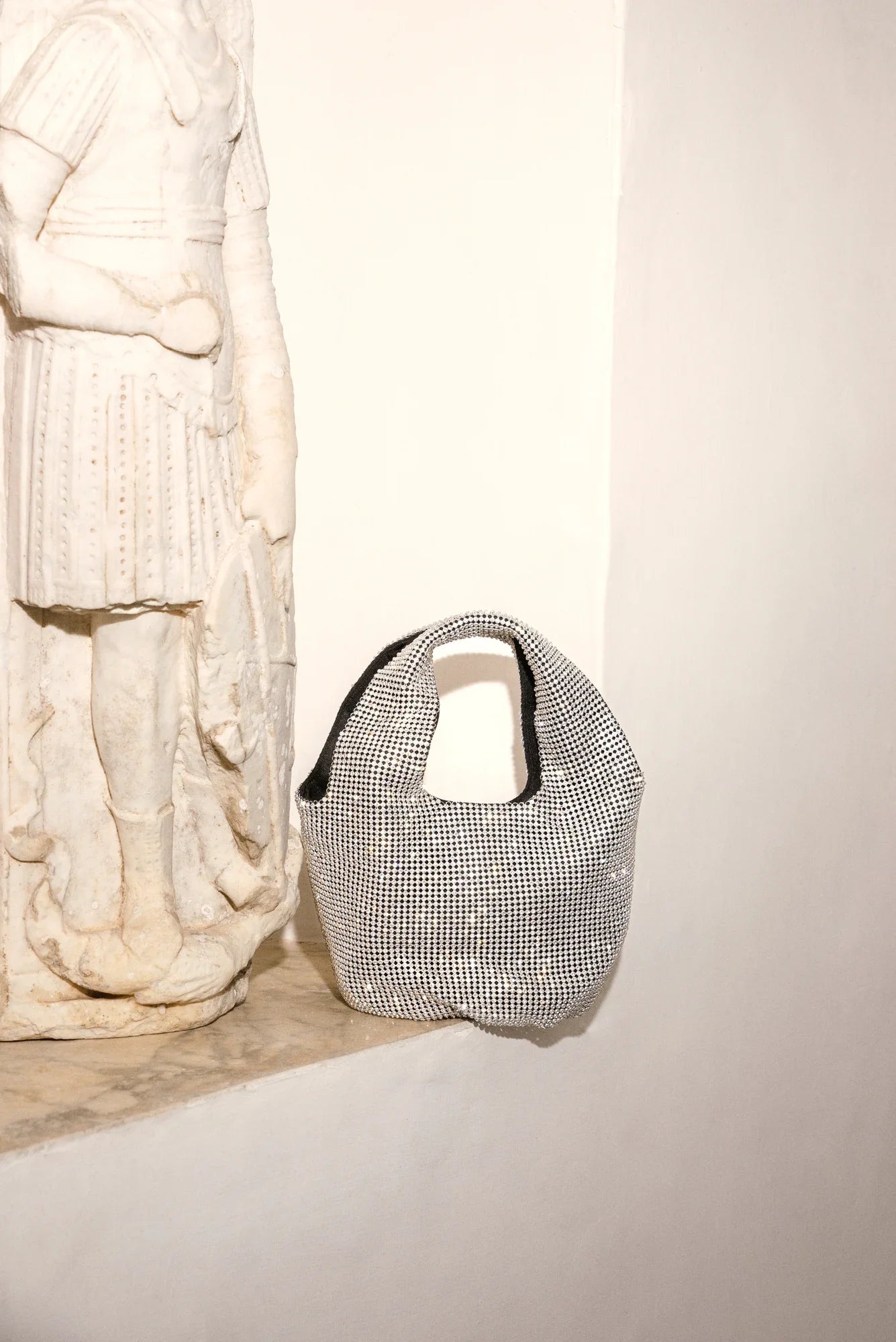 Dam Glittrande Aluminium Handväska med Läderbotten