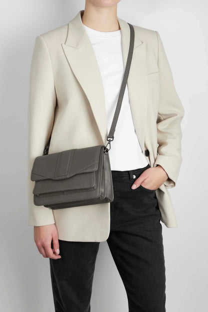 Dam Elegant Läder Crossbody Väska med Justerbar Rem och Inre Blixtlåsficka