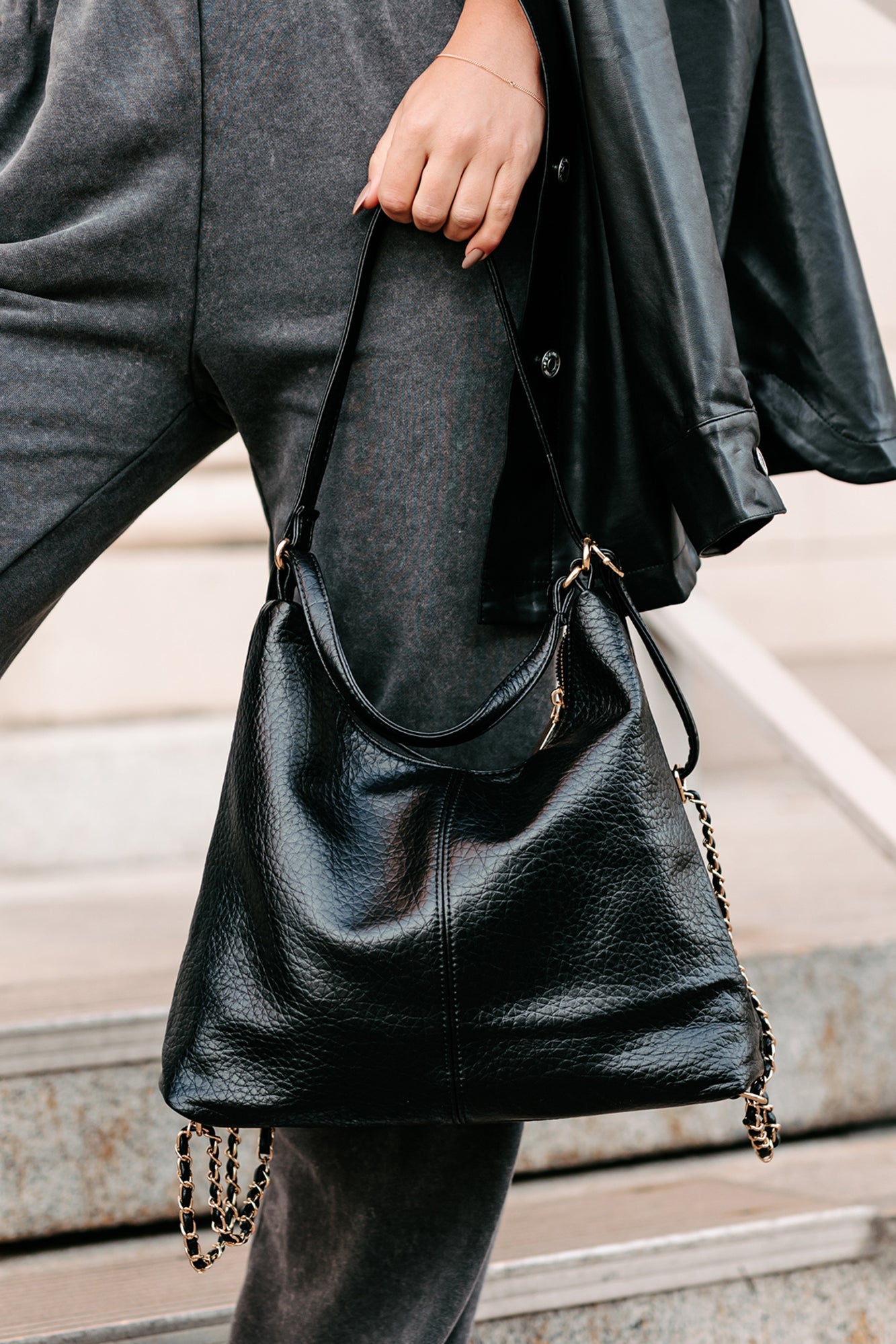 Dame Elegant Fuskeskinn Veske med Justerbare Remmer og Kjededetaljer