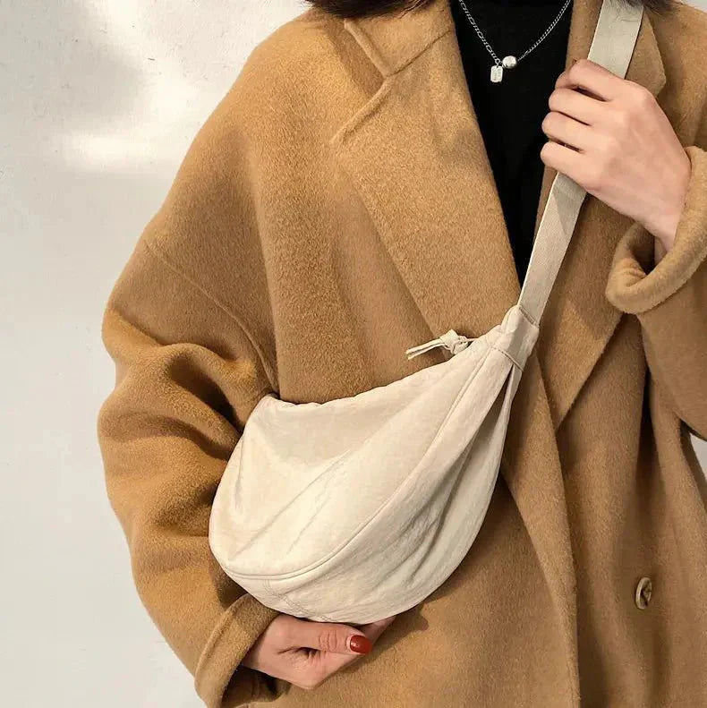 Desiree - Romslig Halvmåneformet Korsveske Veske med Flere Rom for Dame