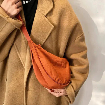 Desiree - Romslig Halvmåneformet Korsveske Veske med Flere Rom for Dame