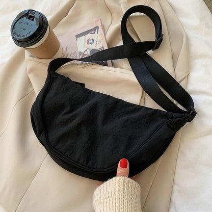 Desiree - Romslig Halvmåneformet Korsveske Veske med Flere Rom for Dame