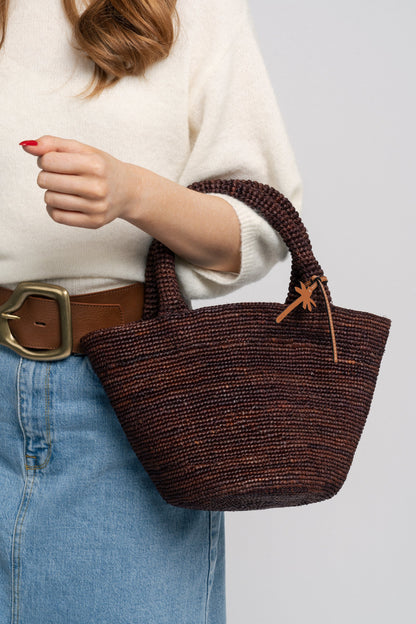 Dam Klassisk Raffia Handväska med Palmdetalj och Rymligt Huvudrum