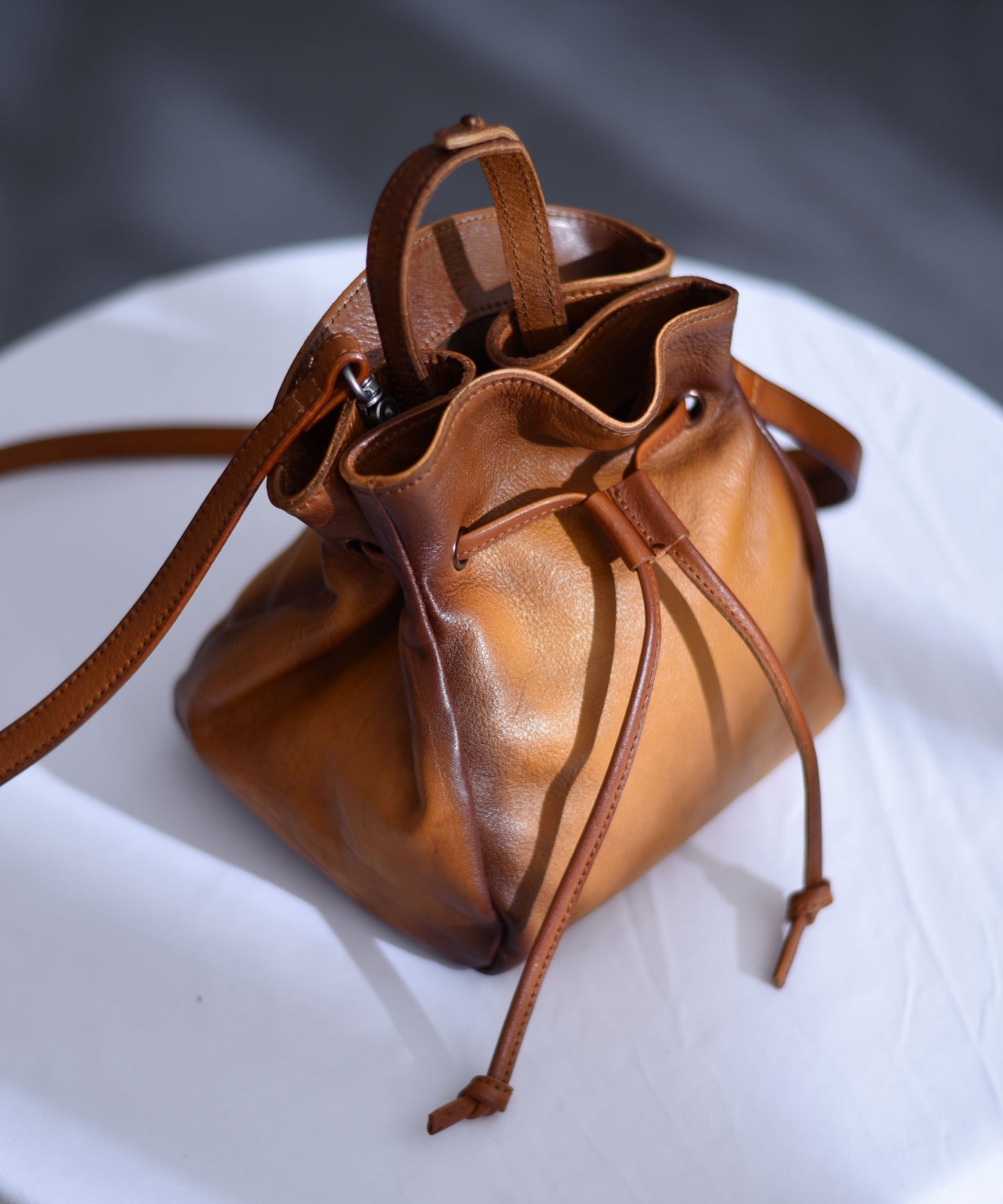 Dam Handmålad Kalvläder Handväska med Unik Gradientdesign