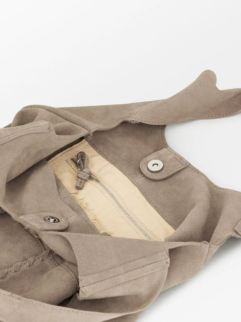 Dam Boho-inspirerad Mocka Väska med Magnetisk Stängning och Långa Handtag