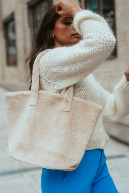 Dam Mjuk Shearling Tote med Långa Remmar för Höst- och Vinteroutfits