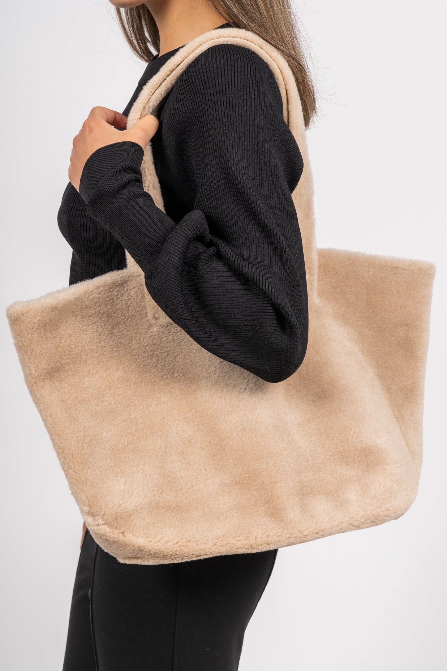 Dam Mjuk Shearling Tote med Långa Remmar för Höst- och Vinteroutfits