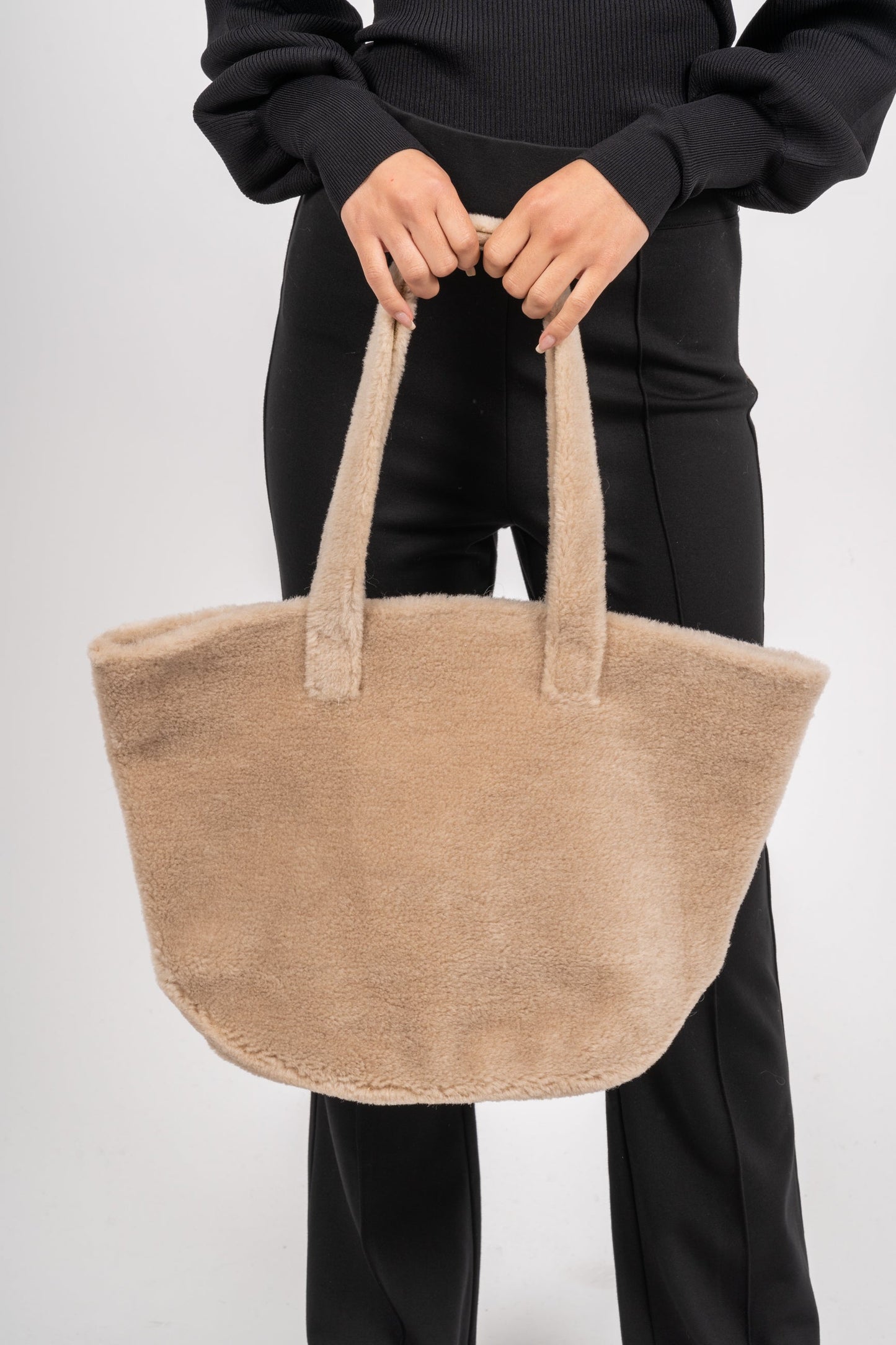 Dam Mjuk Shearling Tote med Långa Remmar för Höst- och Vinteroutfits