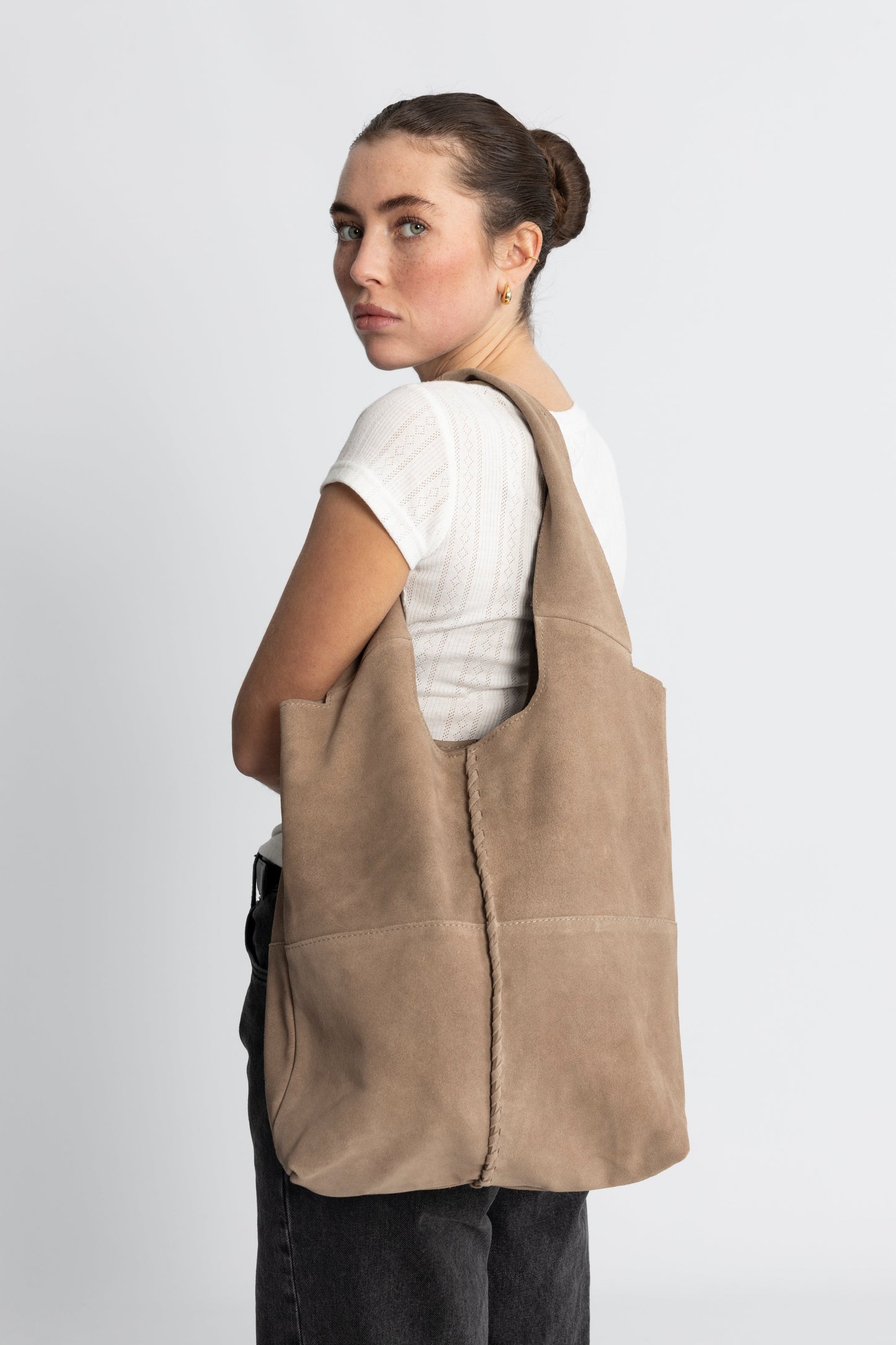 Dam Boho-inspirerad Mocka Väska med Magnetisk Stängning och Långa Handtag