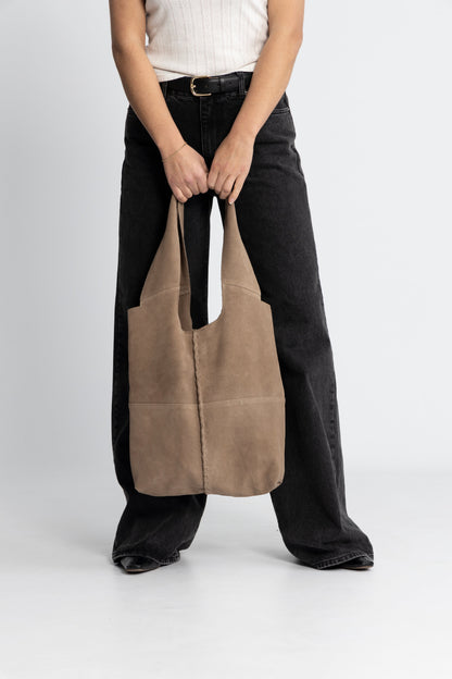 Dam Boho-inspirerad Mocka Väska med Magnetisk Stängning och Långa Handtag